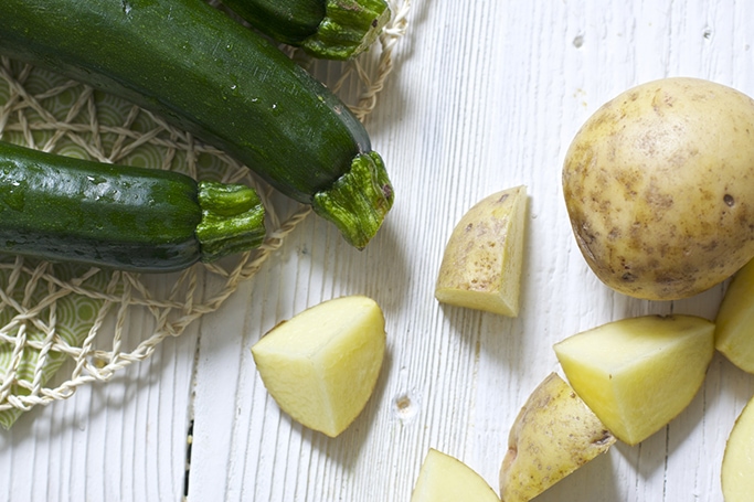 3zucchini群装框角,另外几片散落土豆,都坐在白木表面